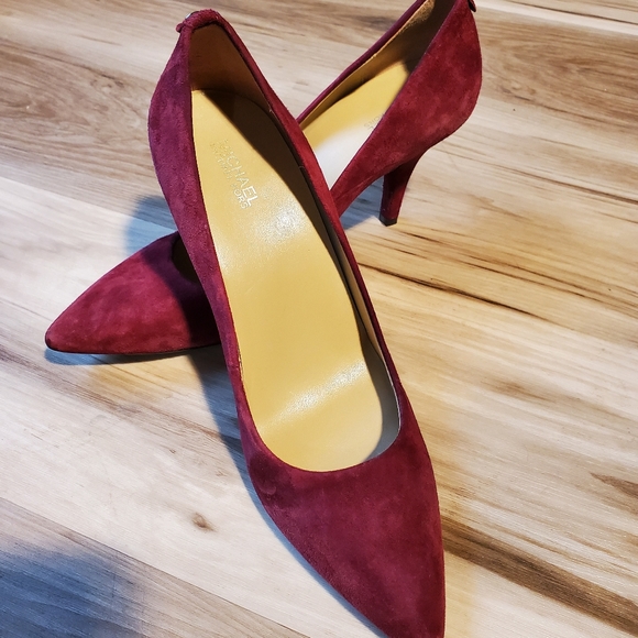 NWOB Michael Kors Wine Suede Pumps - Picture 4 of 8